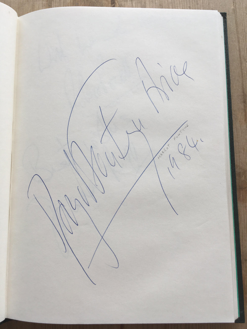 Perfect Signatures Books Autograph book featuring more than 170 famous signatures